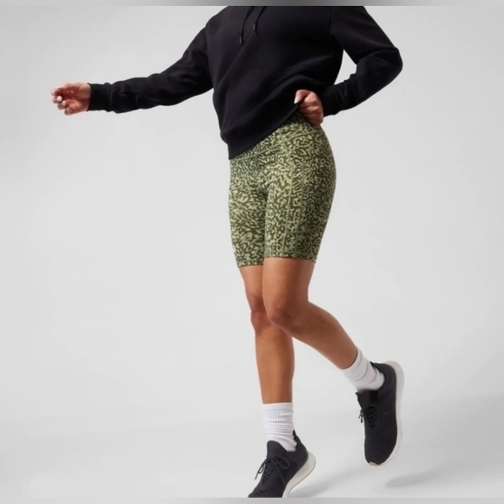 Athleta XXS Ultimate Stash II 7” Bike Shorts Pockets Leopard Olive Green NWT - Picture 2 of 4